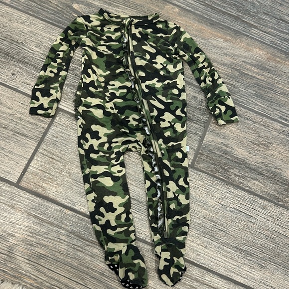 Posh Peanut “Camo” Ruffled Footie - Picture 1 of 4